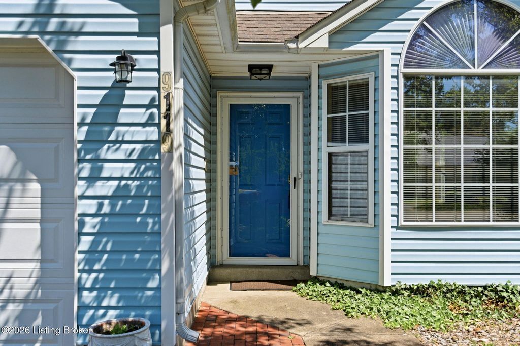 Photo of 9119 Hampton Ridge Ct, Louisville, KY 40220 (MLS # 1717414)