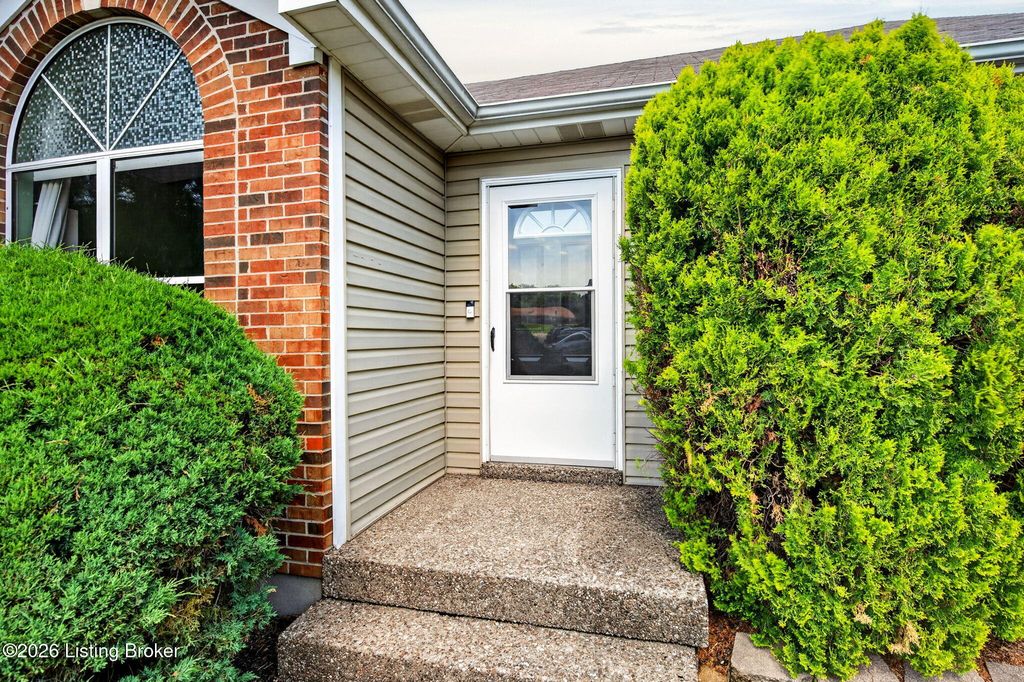 Photo of 12501 Kiawah Ct, Louisville, KY 40245 (MLS # 1713618)