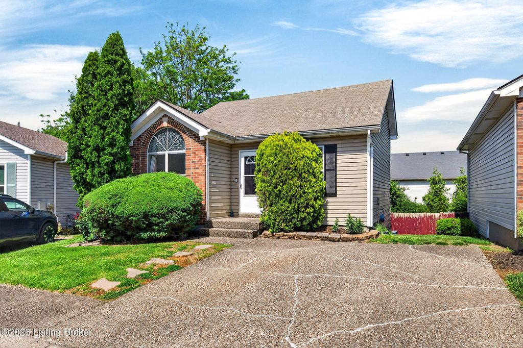 Photo of 12501 Kiawah Ct, Louisville, KY 40245 (MLS # 1713618)