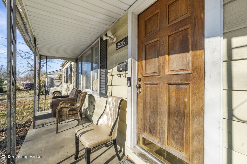 Photo of 325 E Southside Ct, Louisville, KY 40214 (MLS # 1704495)