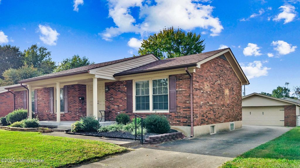 Photo of 3111 Roypom Dr, Louisville, KY 40220 (MLS # 1701361)