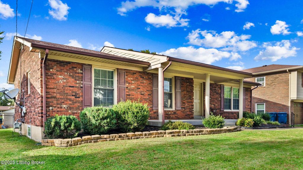 Photo of 3111 Roypom Dr, Louisville, KY 40220 (MLS # 1701361)