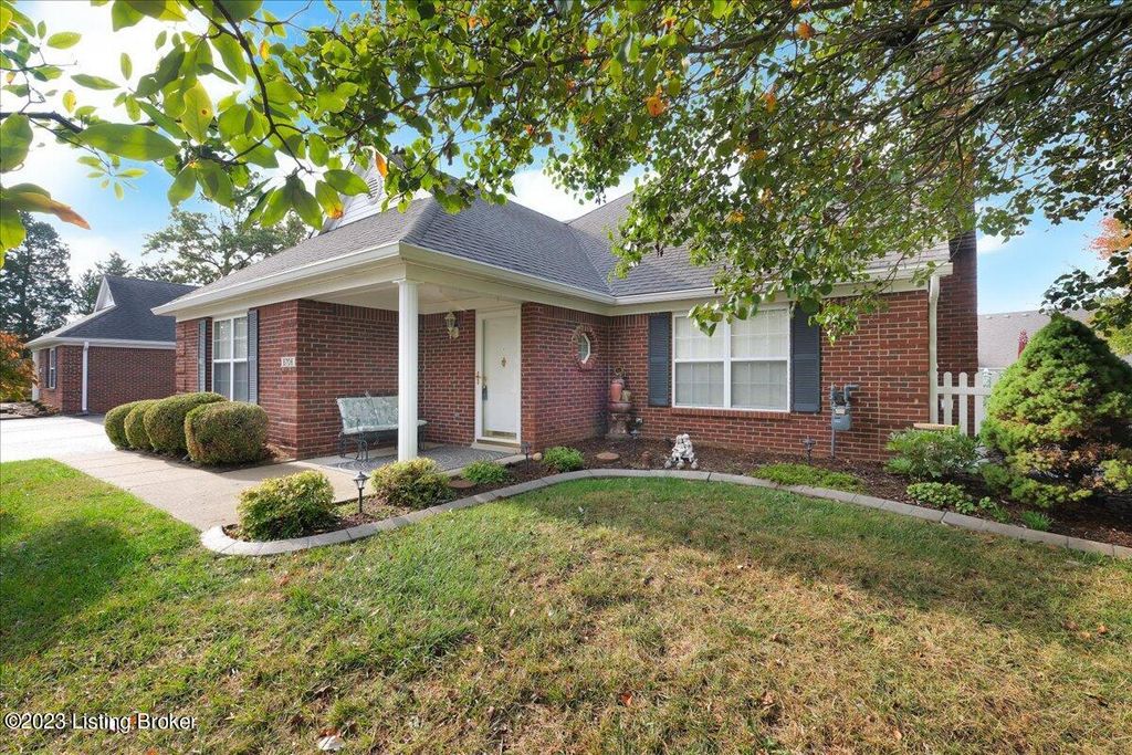 Photo of 8706 Summertree Ln, Louisville, KY 40291 (MLS # 1648014)
