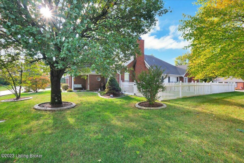 Photo of 8706 Summertree Ln, Louisville, KY 40291 (MLS # 1648014)