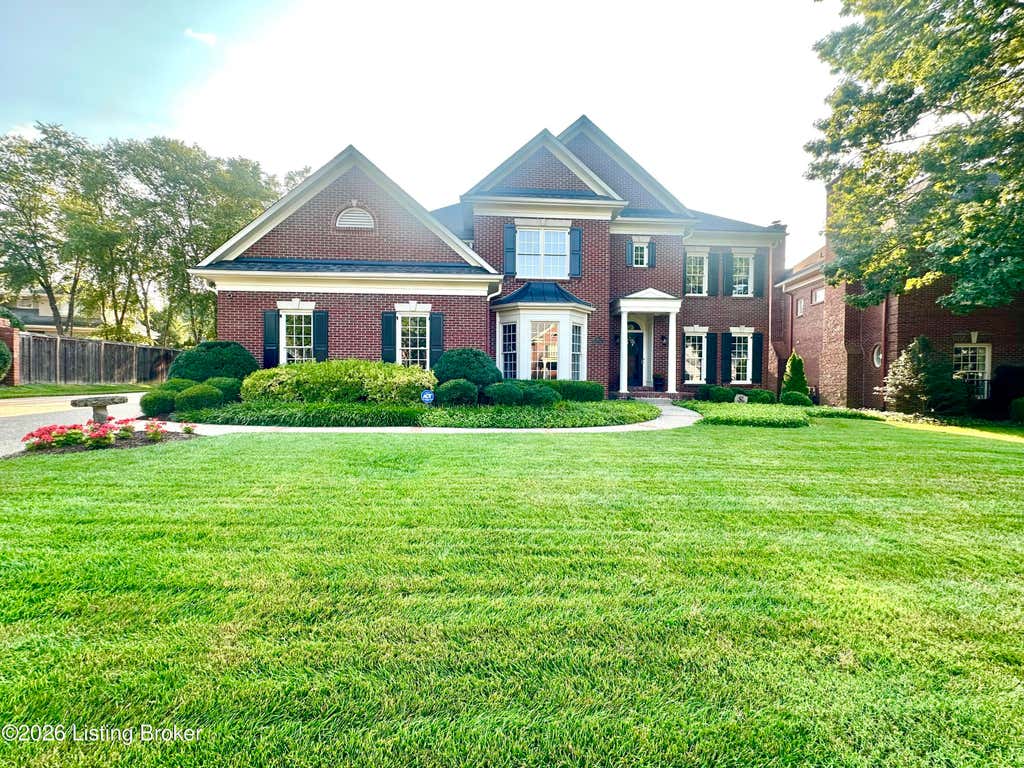 Photo of 211 Pepperbush Rd, Louisville, KY 40207 (MLS # 1725506)