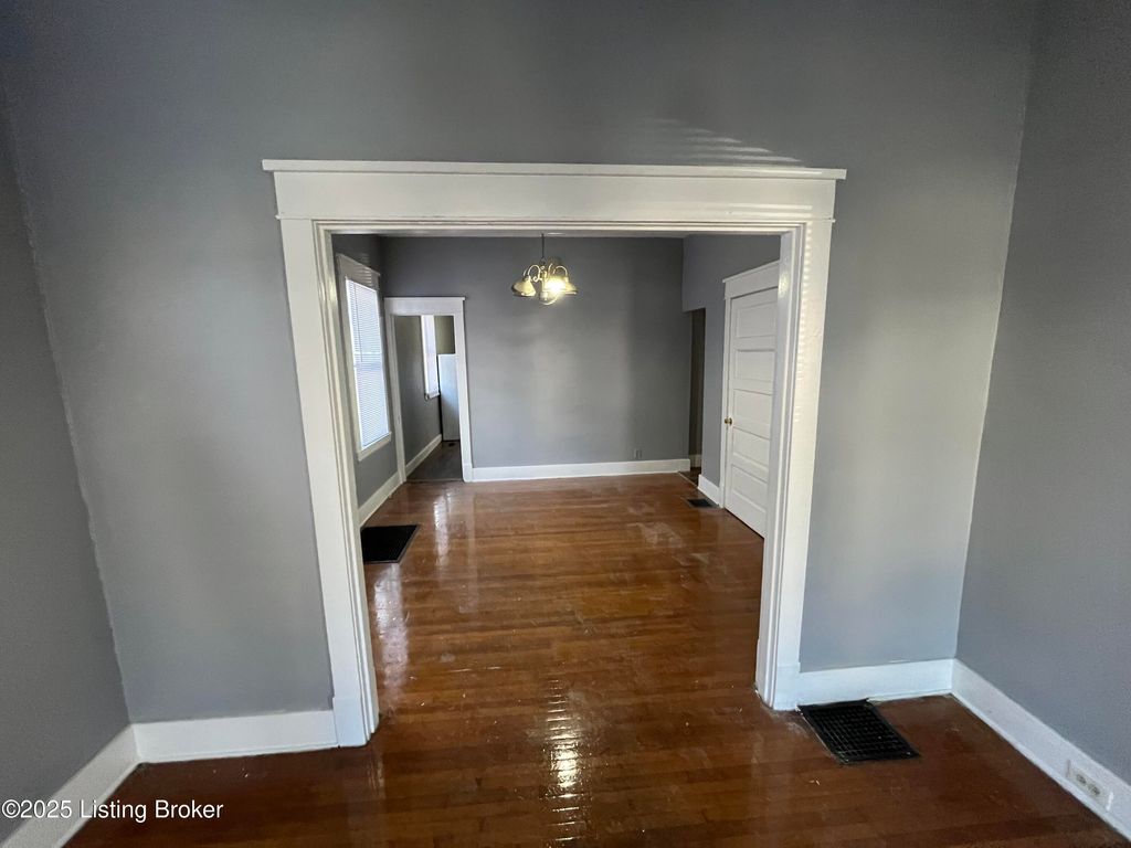 Photo of 825 S 33rd St, Louisville, KY 40211 (MLS # 1717086)
