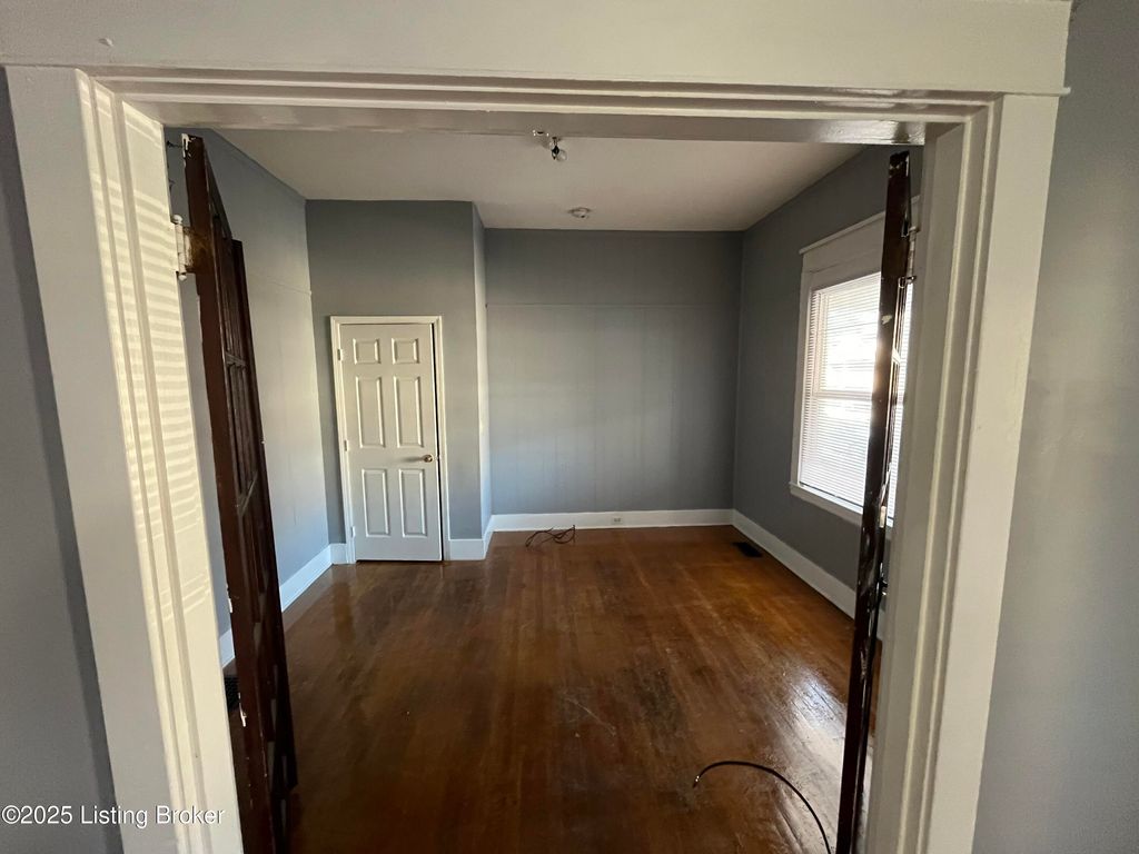 Photo of 825 S 33rd St, Louisville, KY 40211 (MLS # 1717086)