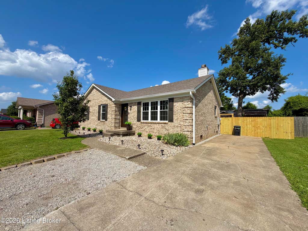 Photo of 238 Tara Cir, Shepherdsville, KY 40165 (MLS # 1721969)