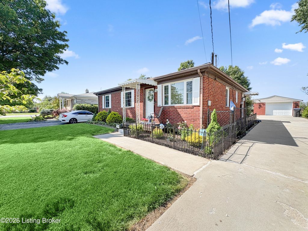 Photo of 7405 Mount Washington Rd, Louisville, KY 40229 (MLS # 1717015)