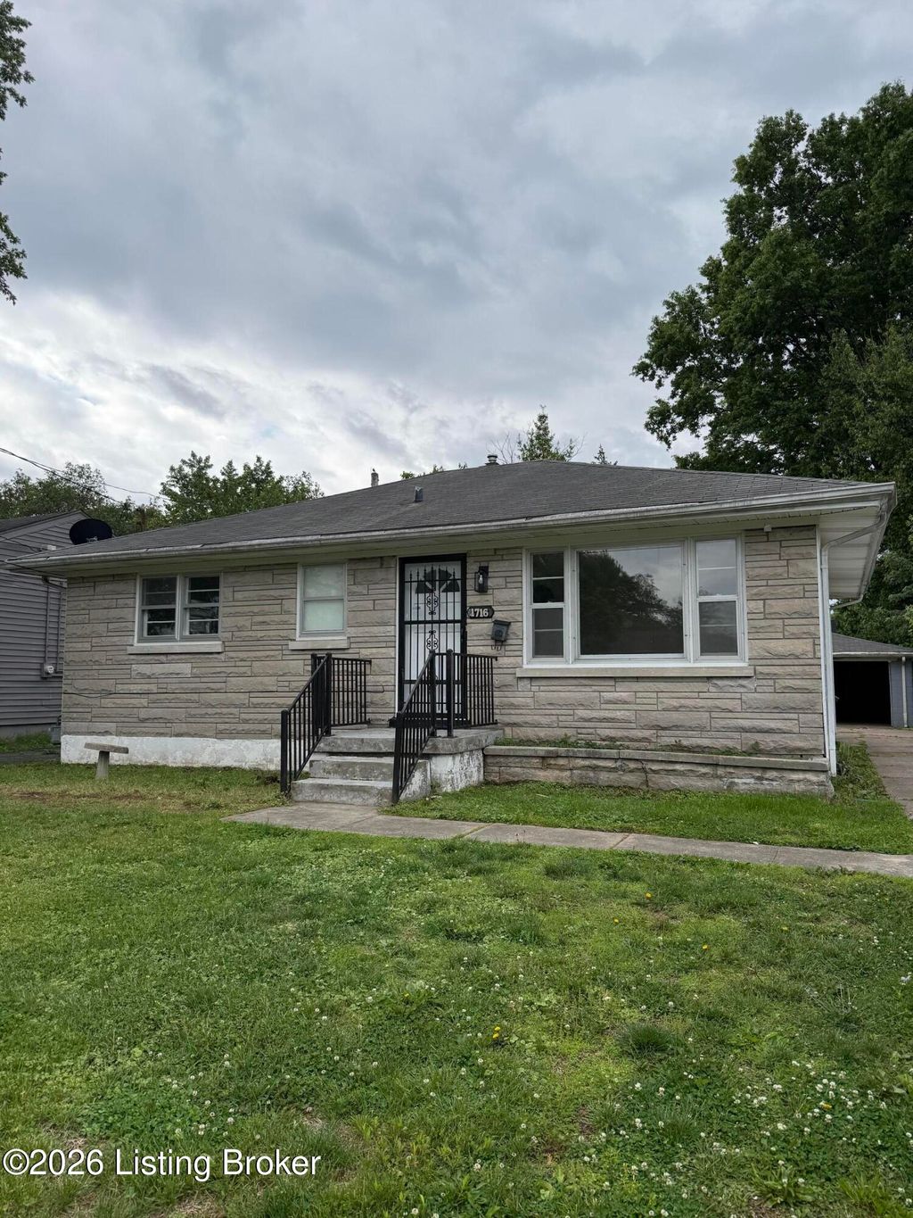 Photo of 1716 Chester Rd, Louisville, KY 40216 (MLS # 1716230)
