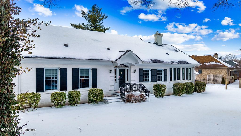 Photo of 8412 Oxford Woods Ct, Louisville, KY 40222 (MLS # 1708686)