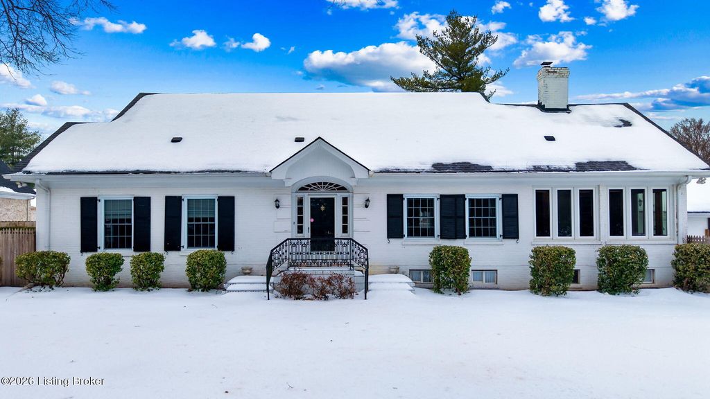 Photo of 8412 Oxford Woods Ct, Louisville, KY 40222 (MLS # 1708686)