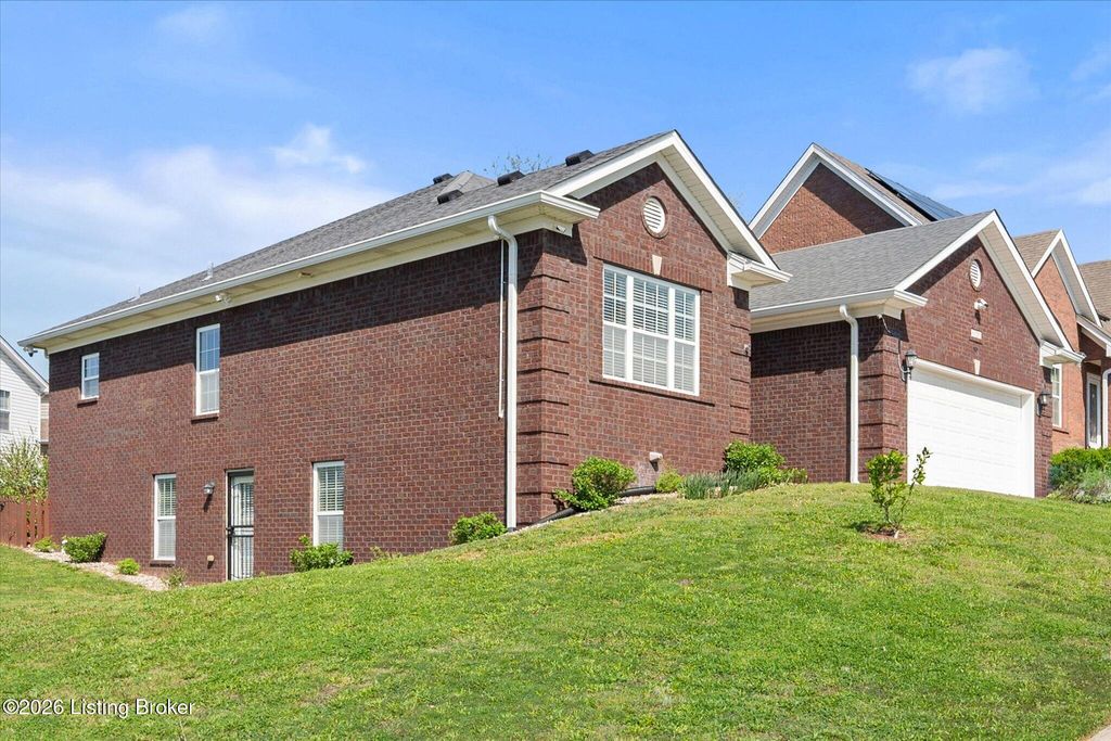 Photo of 6120 Hudson Creek Dr, Louisville, KY 40291 (MLS # 1714579)