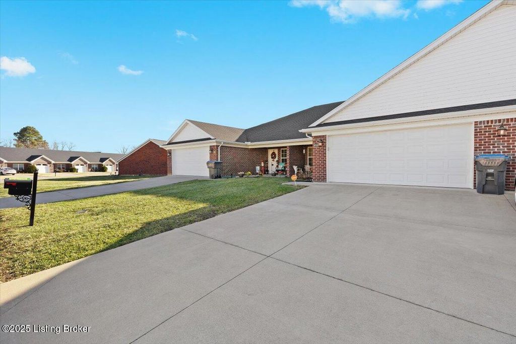 Photo of 6720 Eagle Wood Dr, Louisville, KY 40272 (MLS # 1705644)