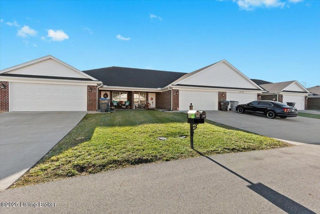 Photo of 6720 Eagle Wood Dr, Louisville, KY 40272 (MLS # 1705644)