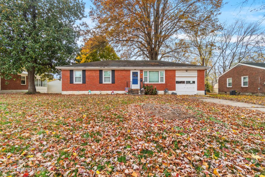 Photo of 2018 Dixie Garden Dr, Louisville, KY 40272 (MLS # 1706644)