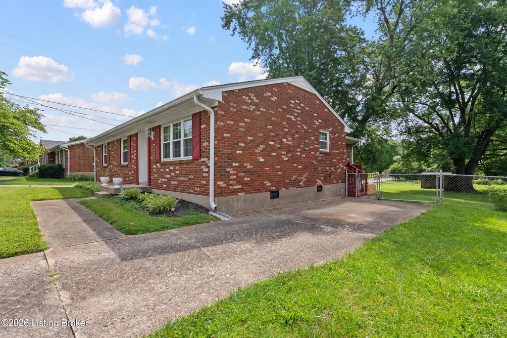 Photo of 3902 Iron Horse Way, Louisville, KY 40272 (MLS # 1731279)