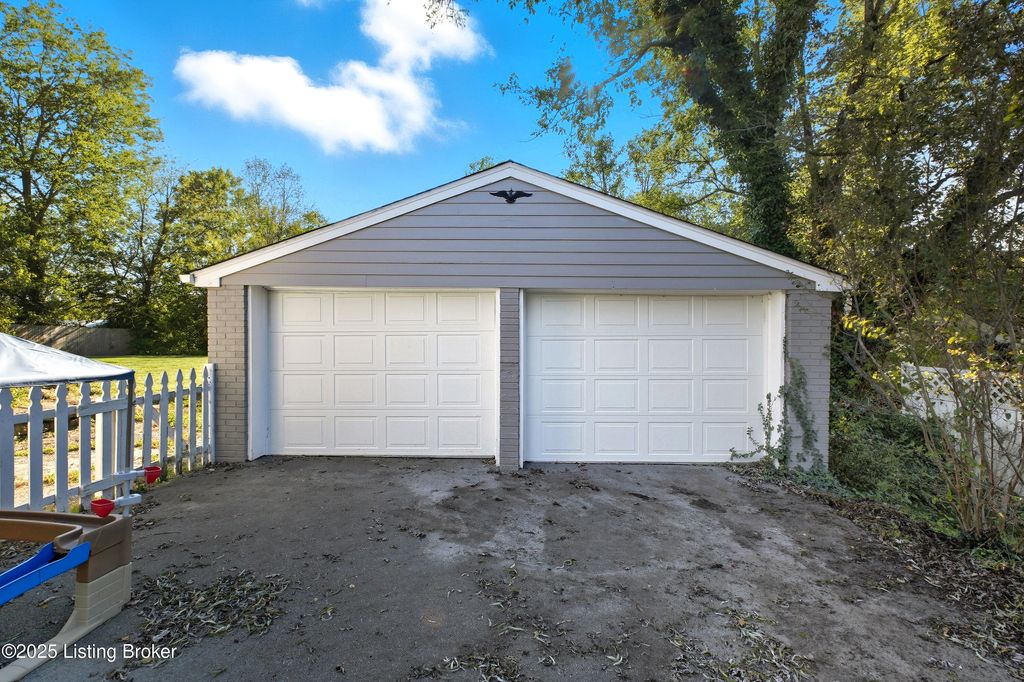 Photo of 7702 Floydsburg Rd, Crestwood, KY 40014 (MLS # 1700277)