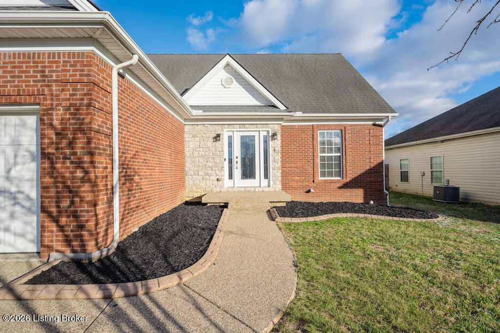 Photo of 304 Bridlewood Ave, Shelbyville, KY 40065 (MLS # 1707322)