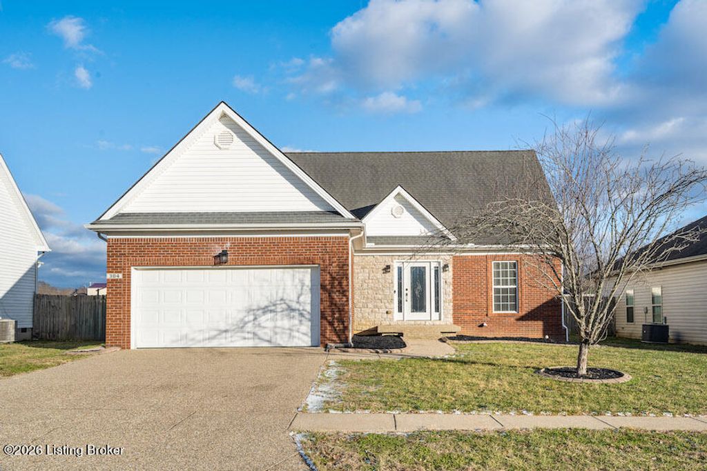 Photo of 304 Bridlewood Ave, Shelbyville, KY 40065 (MLS # 1707322)