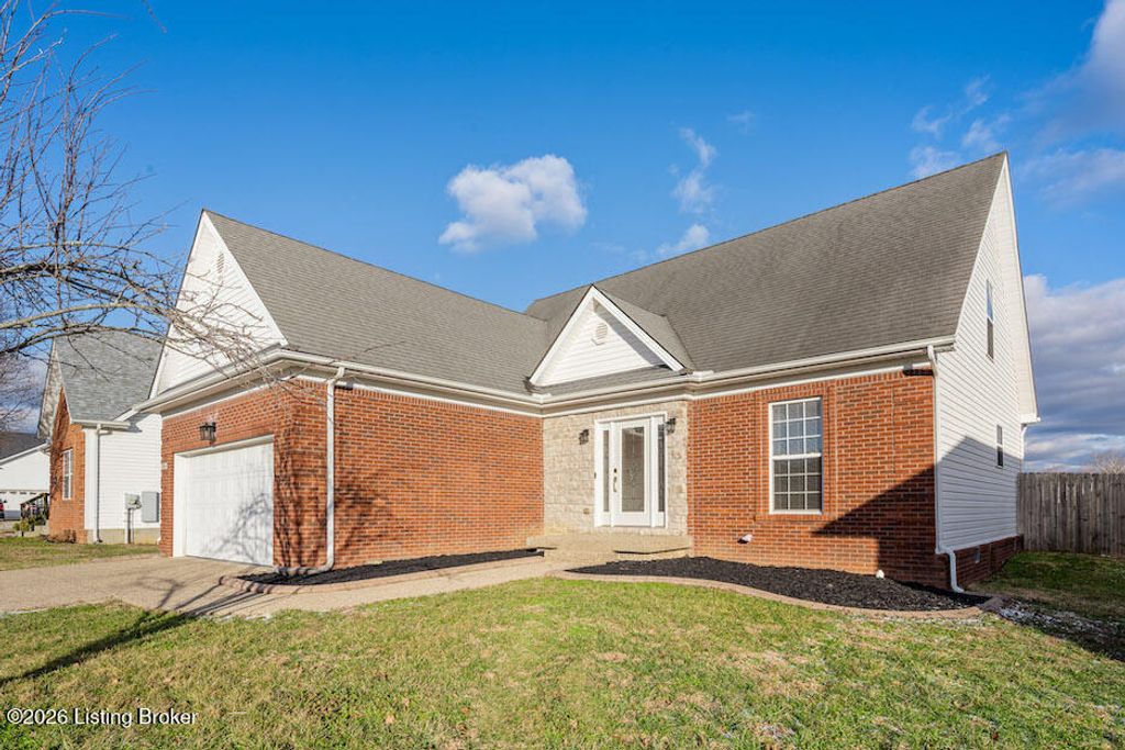 Photo of 304 Bridlewood Ave, Shelbyville, KY 40065 (MLS # 1707322)