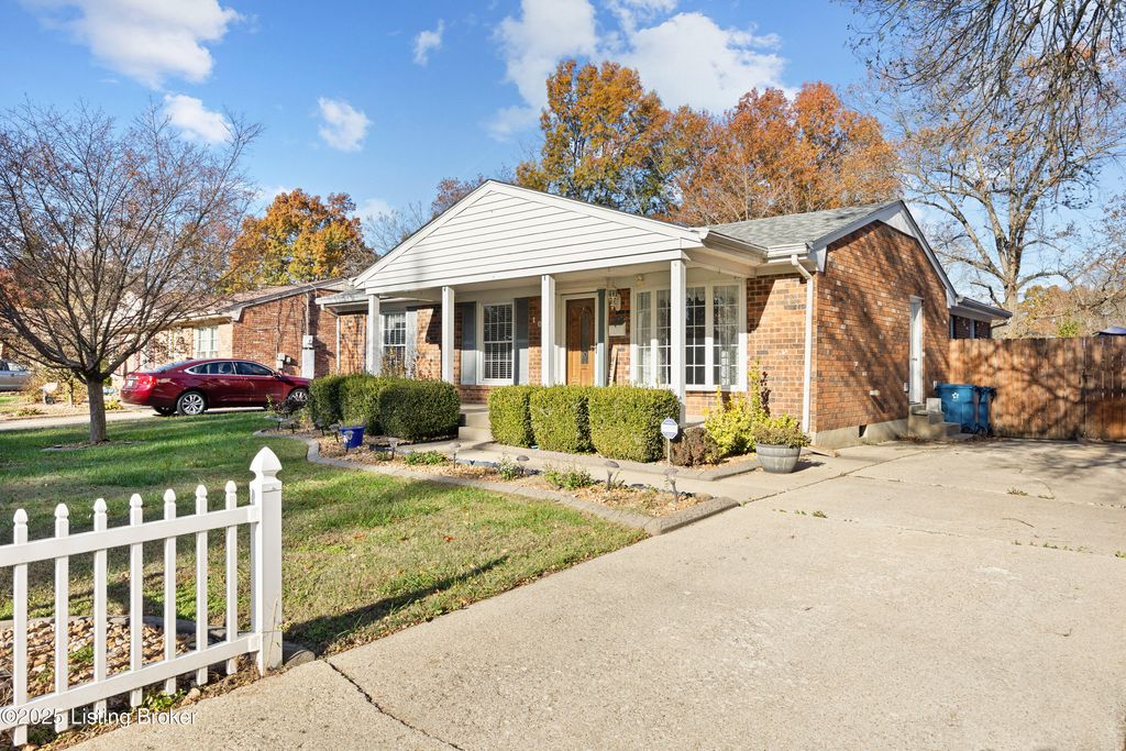 Photo of 103 Scottsdale Blvd, Louisville, KY 40214 (MLS # 1703612)