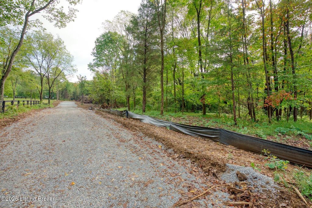 Photo of 1 Bainsley Ln, Pewee Valley, KY 40056 (MLS # 1683657)