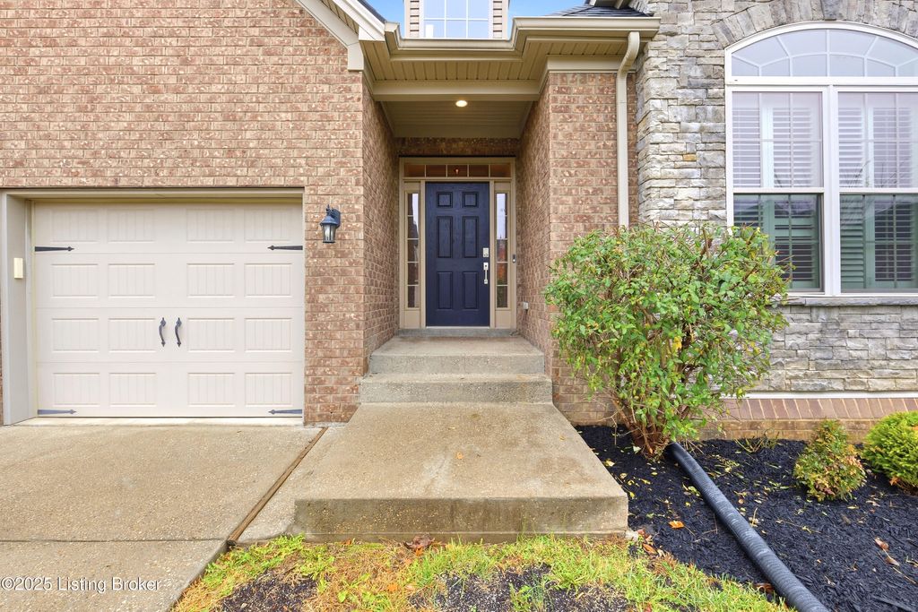 Photo of 6922 Franklin Farmer Way, Louisville, KY 40229 (MLS # 1704491)