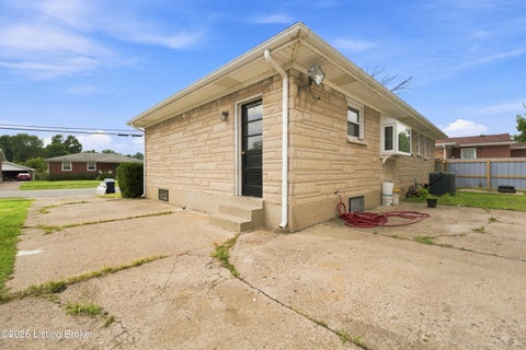 Tiny photo for 3455 Heatherfield Dr, Louisville, KY 40216 (MLS # 1730983)