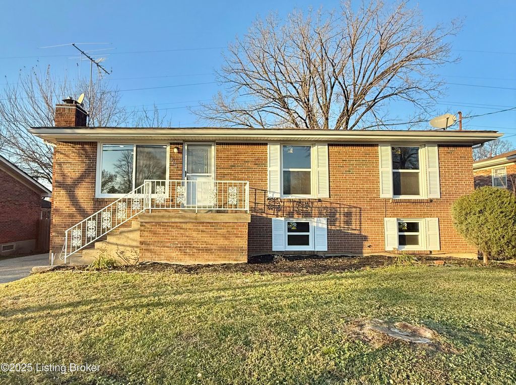 Photo of 6105 Rocky Mountain Dr, Louisville, KY 40219 (MLS # 1705532)