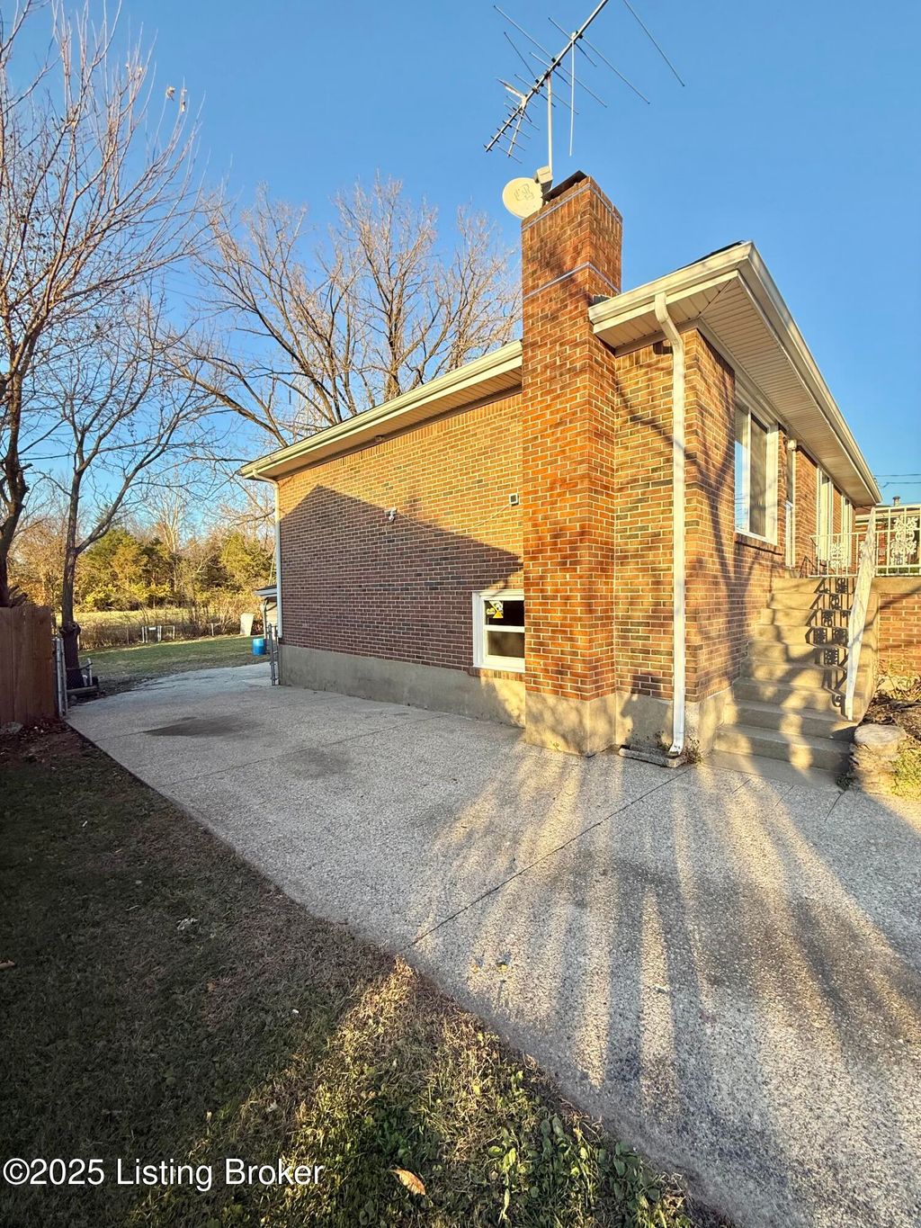 Photo of 6105 Rocky Mountain Dr, Louisville, KY 40219 (MLS # 1705532)