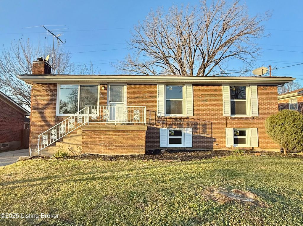 Photo of 6105 Rocky Mountain Dr, Louisville, KY 40219 (MLS # 1705532)