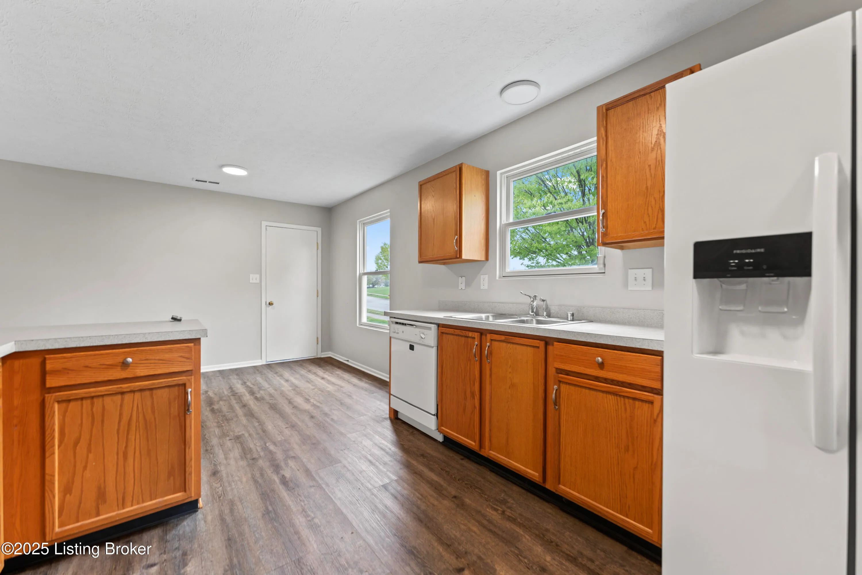 Louisville, Kentucky 40229, United States, 4 Bedrooms Bedrooms, ,3 BathroomsBathrooms,Residential,Active,108773