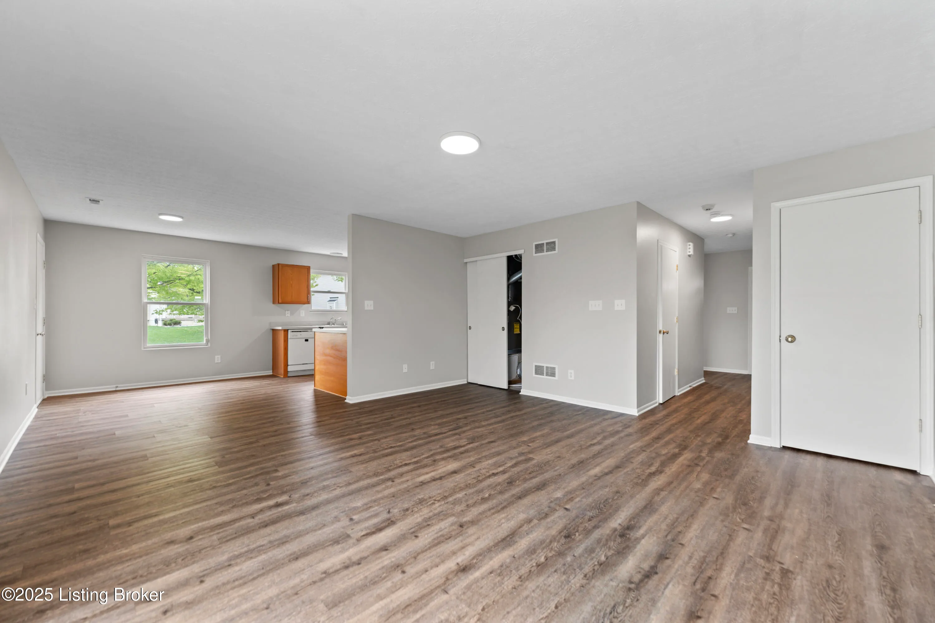 Louisville, Kentucky 40229, United States, 4 Bedrooms Bedrooms, ,3 BathroomsBathrooms,Residential,Active,108773