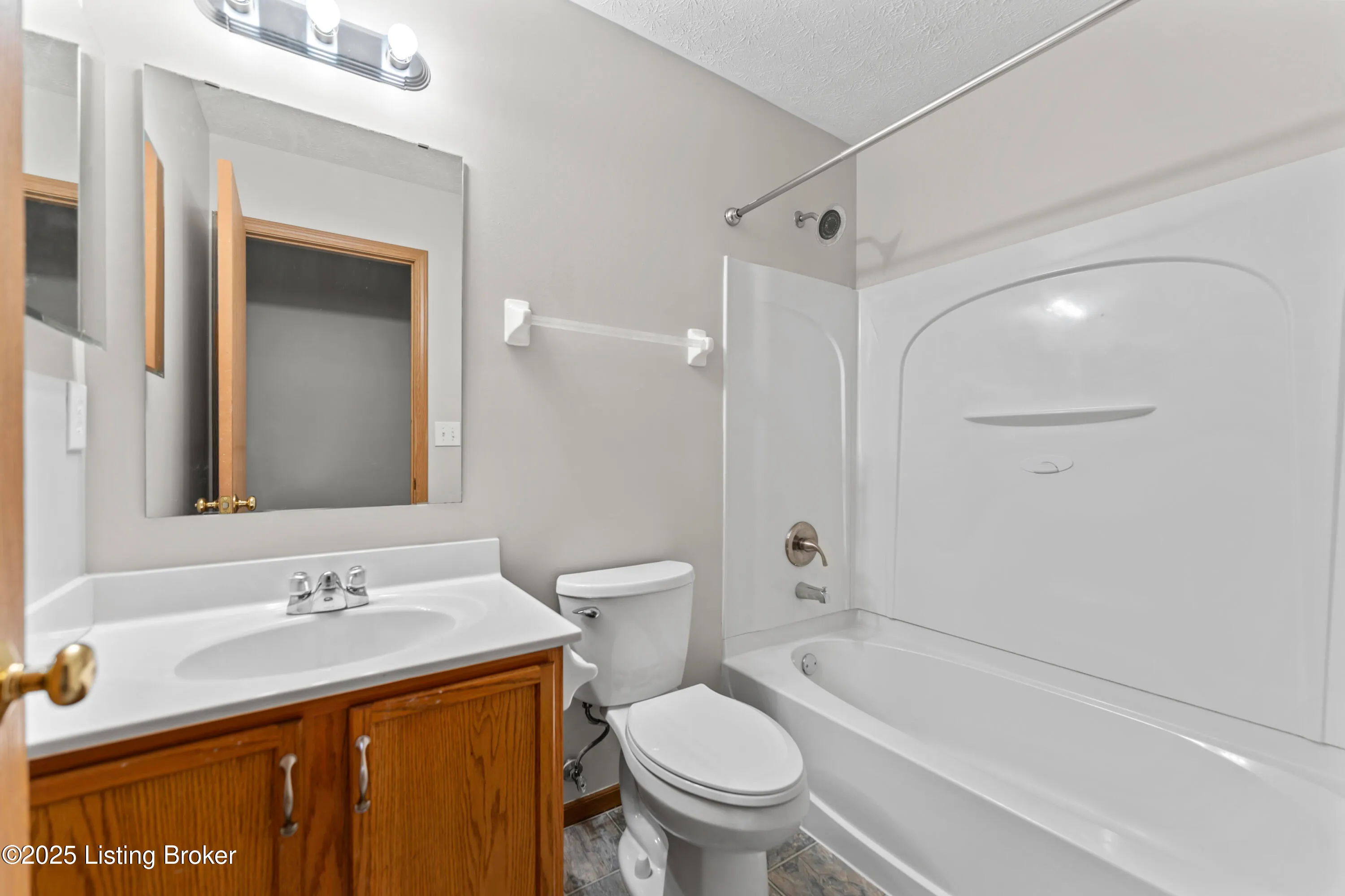 Louisville, Kentucky 40229, United States, 4 Bedrooms Bedrooms, ,3 BathroomsBathrooms,Residential,Active,108773