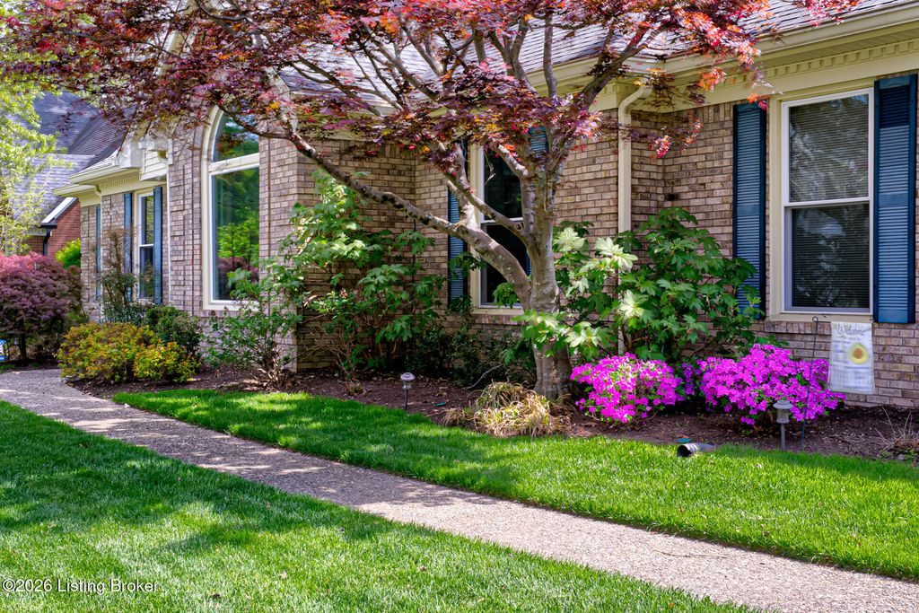 Photo of 9804 Colonnades Pl, Jeffersontown, KY 40299 (MLS # 1714247)