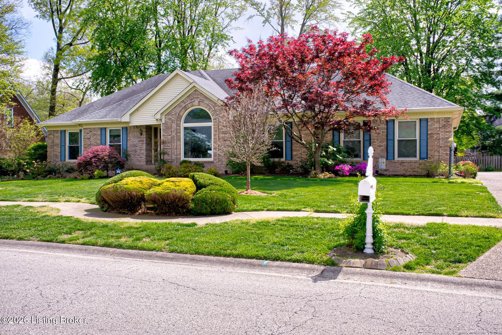 Photo of 9804 Colonnades Pl, Jeffersontown, KY 40299 (MLS # 1714247)