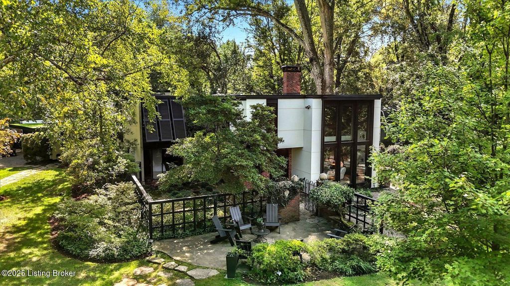 Photo of 12108 Locust Ln, Anchorage, KY 40223 (MLS # 1700192)