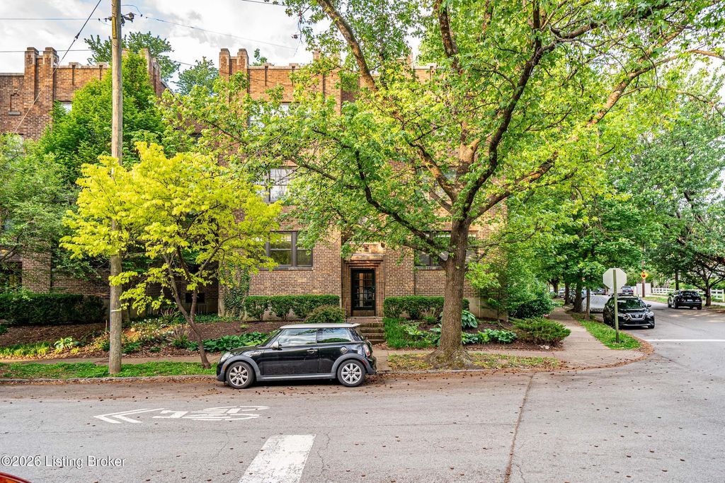 Photo of 1300 Everett Ave #APT 3, Louisville, KY 40204 (MLS # 1715064)