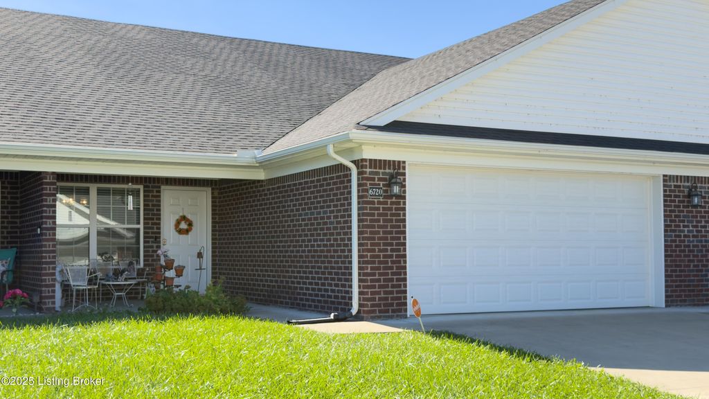 Photo of 6720 Eagle Wood Dr, Louisville, KY 40272 (MLS # 1700527)