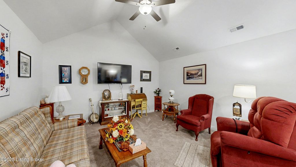 Photo of 6720 Eagle Wood Dr, Louisville, KY 40272 (MLS # 1700527)