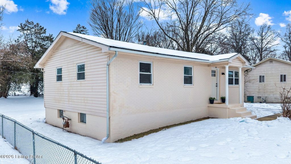 Photo of 67 Juniper Dr, Shelbyville, KY 40065 (MLS # 1708553)