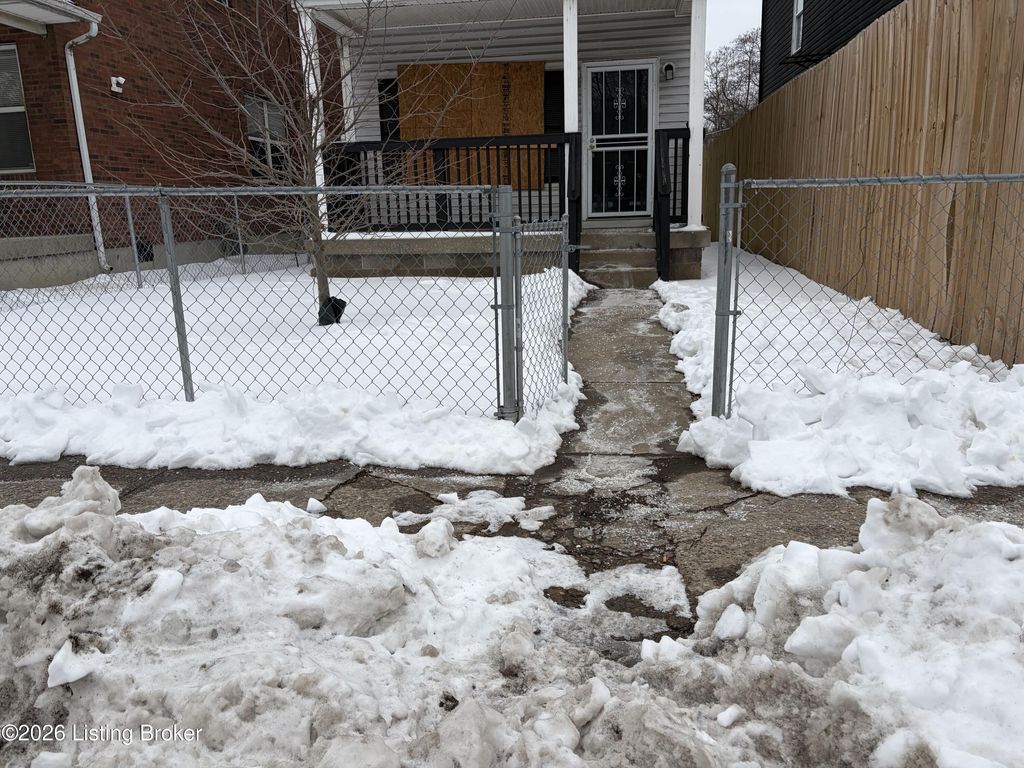 Photo of 402 S 26th St, Louisville, KY 40212 (MLS # 1716775)