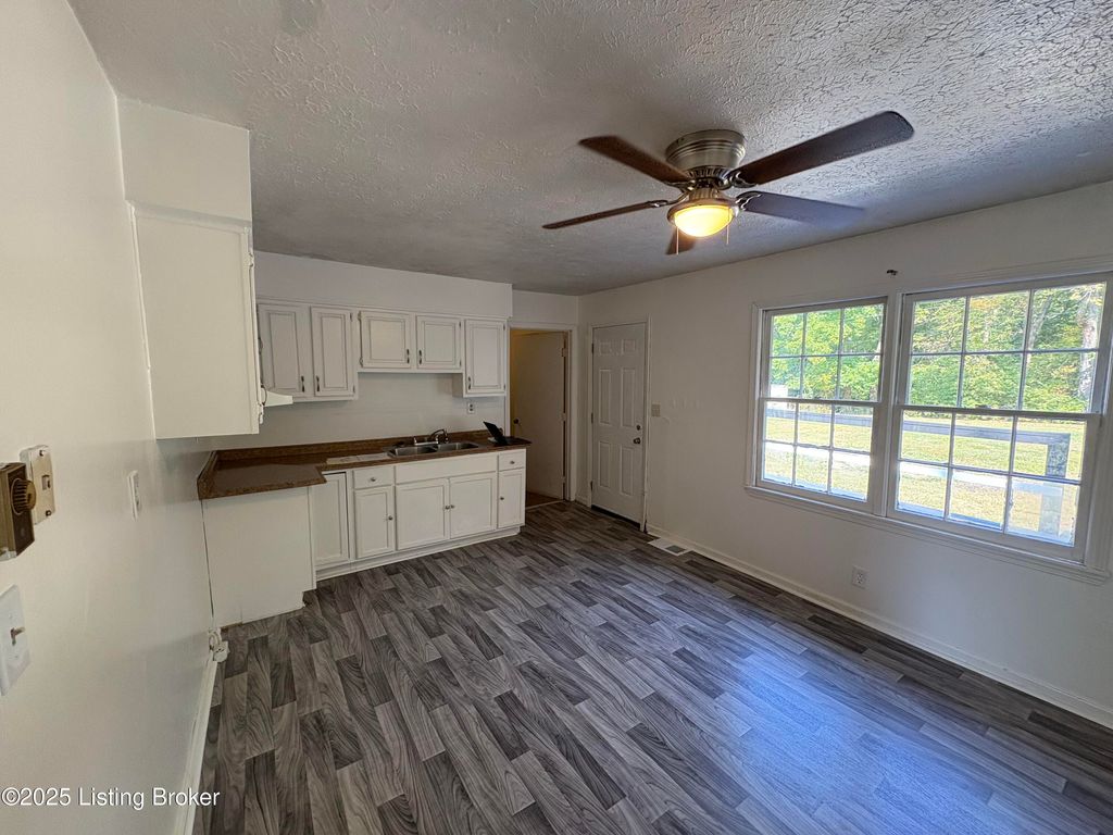 Photo of 1005 E Mailback Way, Crestwood, KY 40014 (MLS # 1699016)