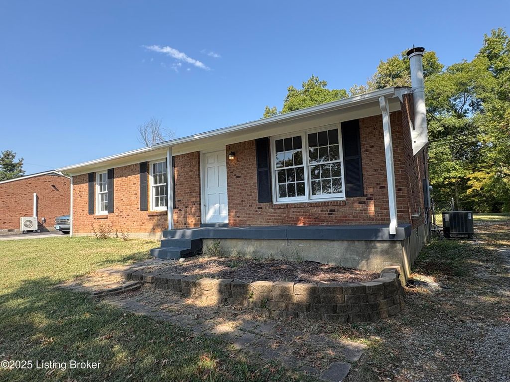 Photo of 1005 E Mailback Way, Crestwood, KY 40014 (MLS # 1699016)
