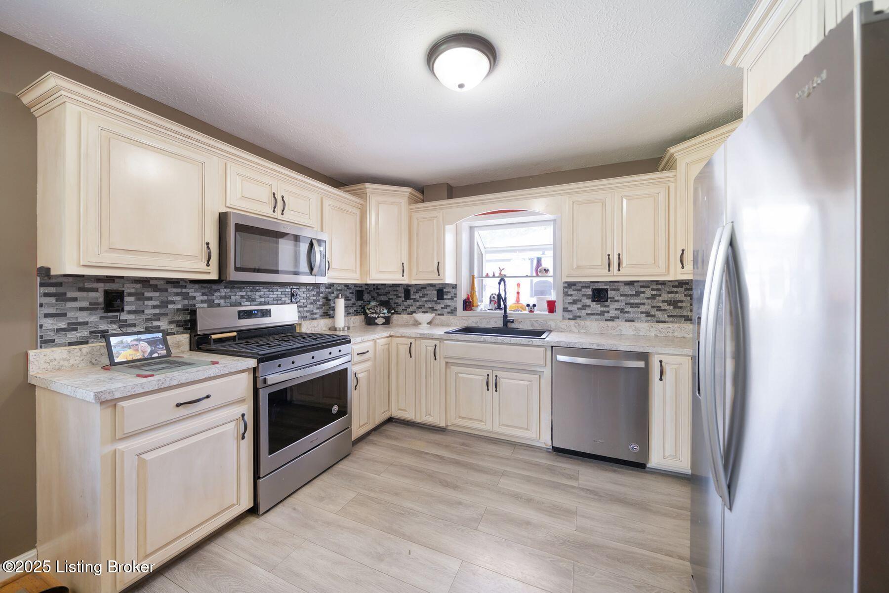 8003 Red Cedar Way, Louisville, Pennsylvania image 13