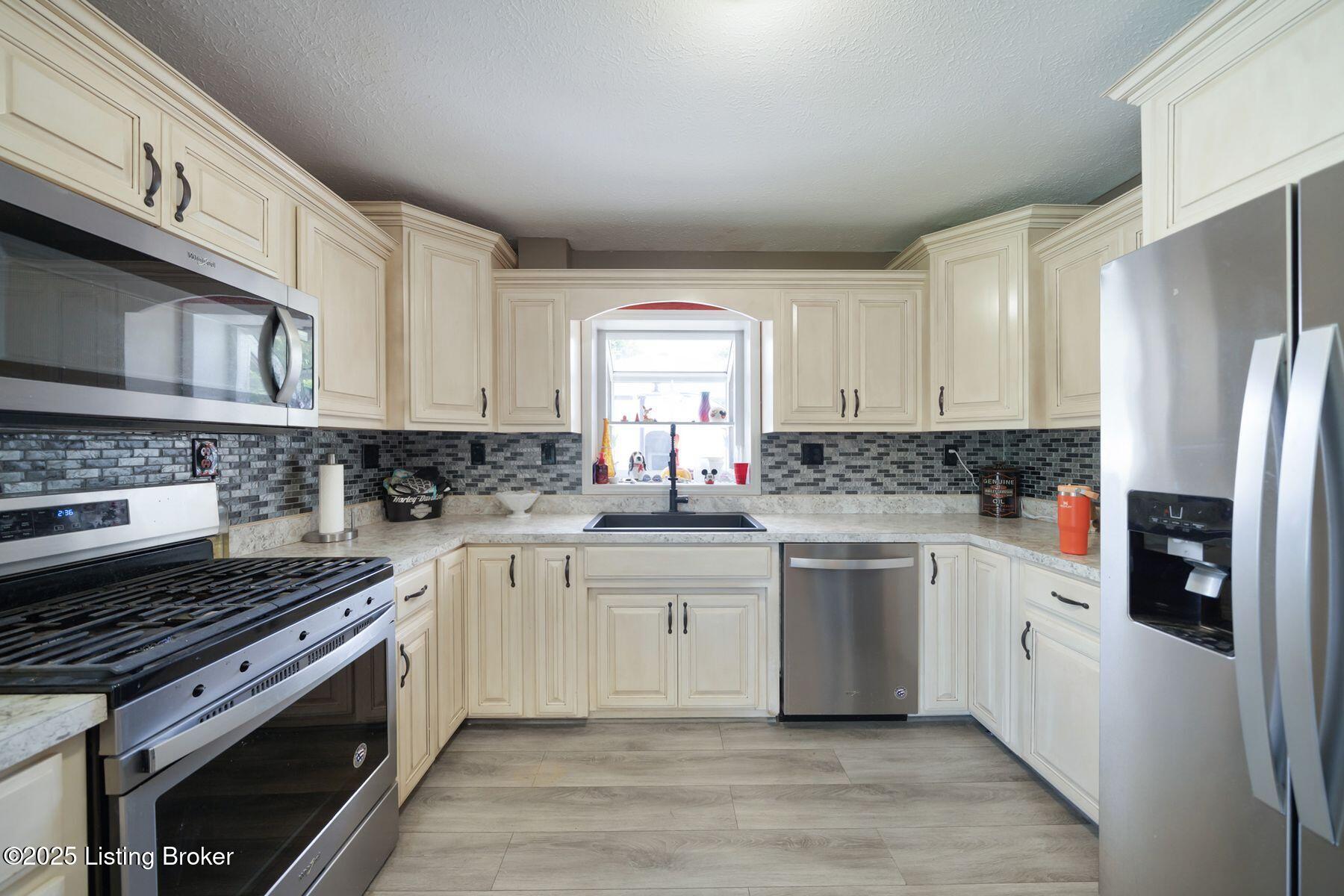 8003 Red Cedar Way, Louisville, Pennsylvania image 14