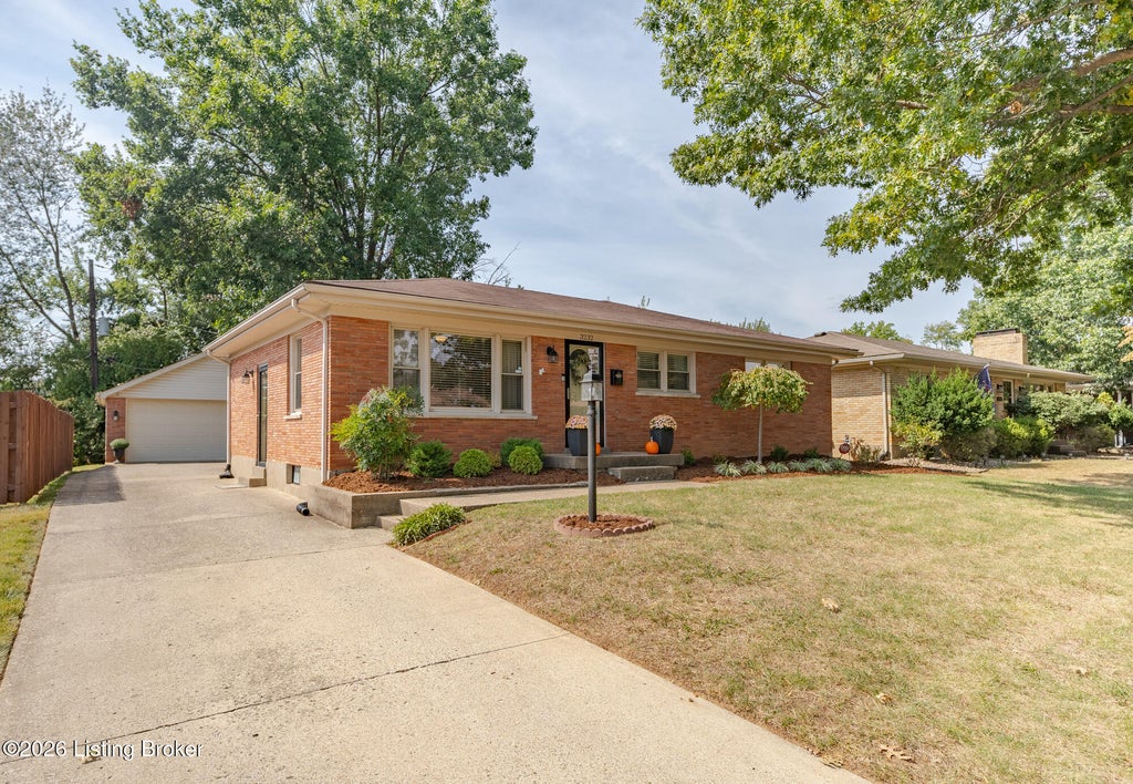 Photo of 3232 Cawein Way, Louisville, KY 40220 (MLS # 1731429)