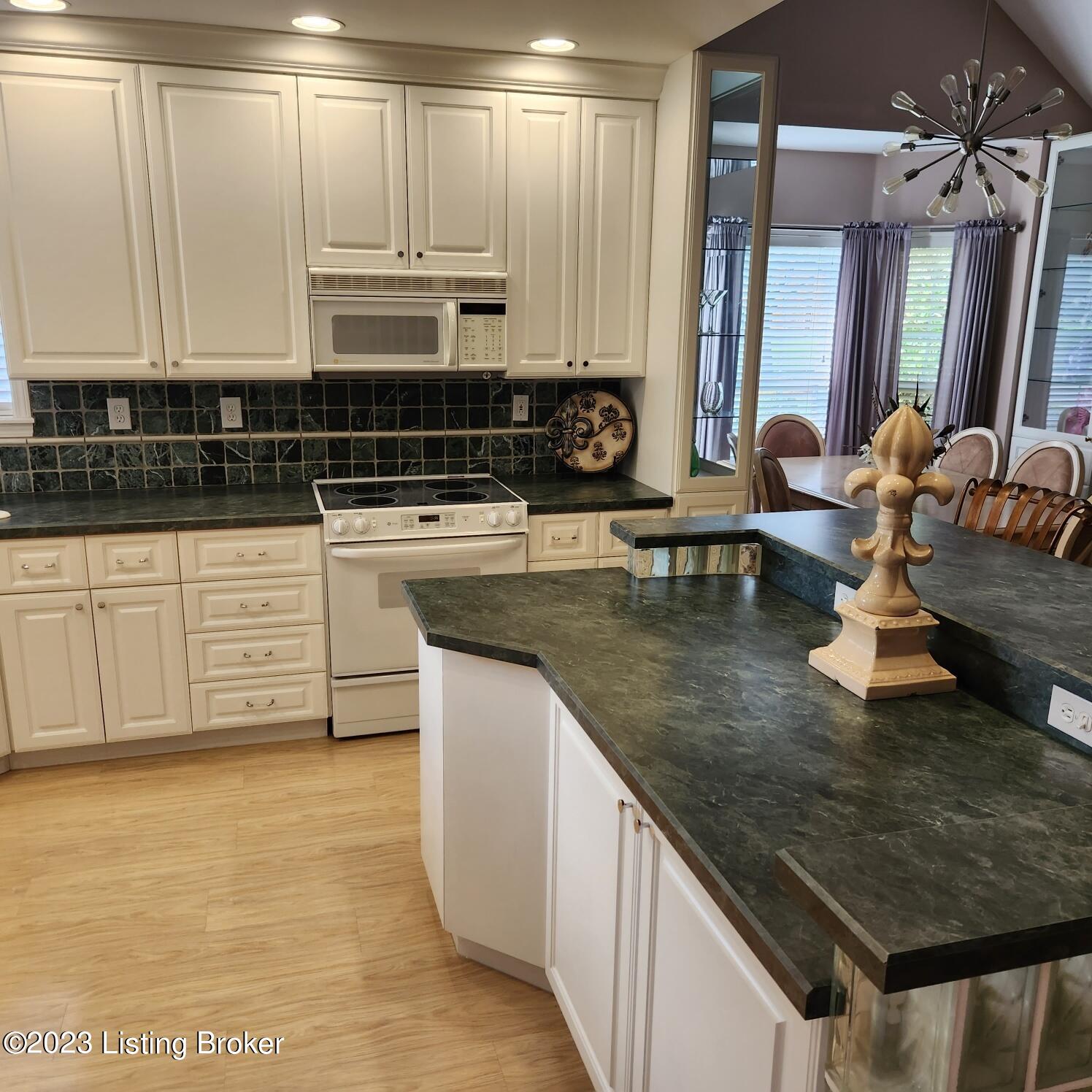 404 Eastgate Village Wynde, Louisville, Kentucky image 17