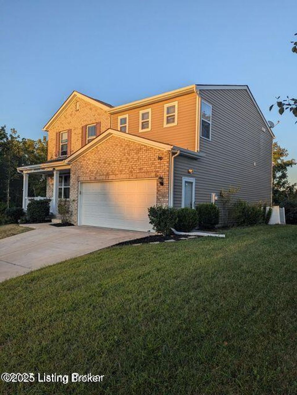 Photo of 12075 Parkview Trace Dr, Louisville, KY 40229 (MLS # 1704902)